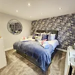 Studio Apartment The Den Colnbrook