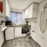 Studio Apartment The Den Colnbrook