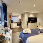 Studio Apartment The Den Colnbrook